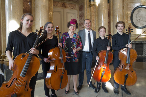 Gerlinde Kretschmann (3.v.l.) mit dem Celloquartett und dessen Lehrer Joseph Hasten (3.v.r.)