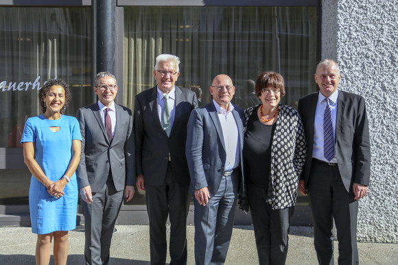 v.l.n.r. Staatsschreiberin Vincenza Trivigno, Landstatthalter Dr. Urs Hofmann, Ministerpräsident Winfried Kretschmann, Verkehrsminister Winfried Hermann, Staatsrätin Gisela Erler und Regierungsrat Stephan Attiger im Kanton Aargau