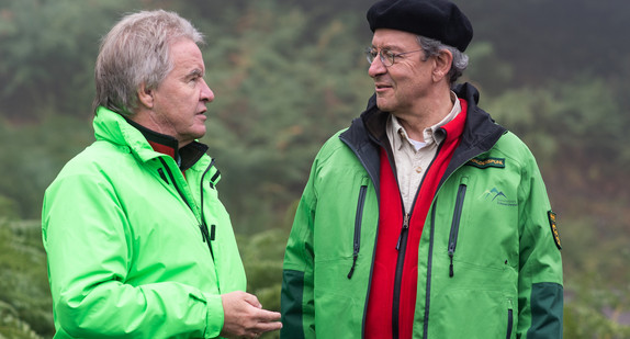 Umweltminister Franz Untersteller (l.) spricht mit Nationalpark-Leiter Thomas Waldenspuhl (r.) (Bild: © picture alliance/Patrick Seeger/dpa) 