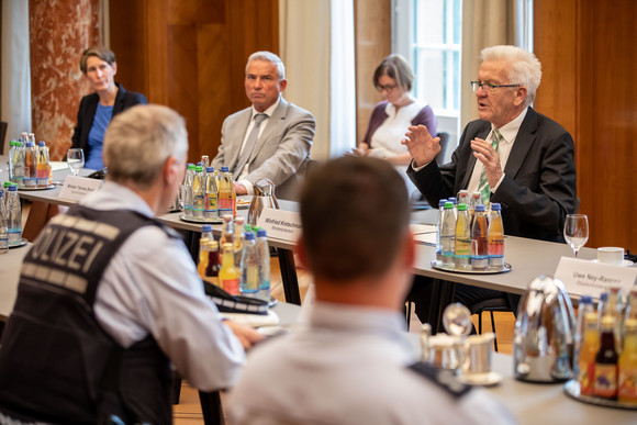 Ministerpräsident Winfried Kretschmann und Innenminister Thomas Strobl im Gespräch mit den Einsatzkräften am vergangenen Wochenende in Stuttgart (Bild: Staatsministerium Baden-Württemberg)