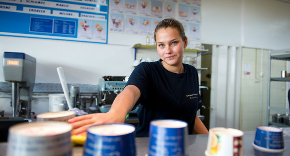 Eine Studentin jobbt nebenher in einer Eisdiele (Symbolbild: © dpa).