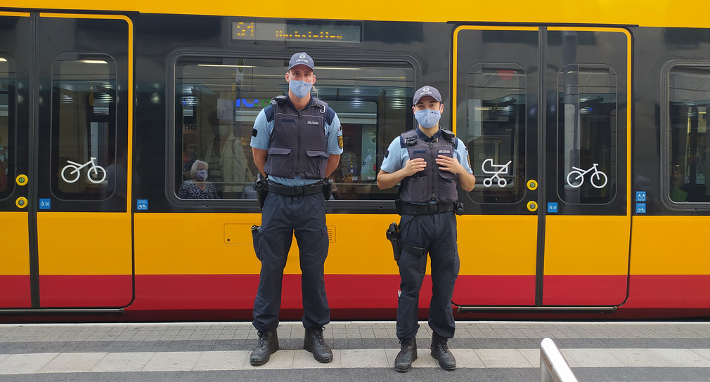 Polizei mit Maske