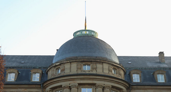 Trauerbeflaggung auf der Villa Reitzenstein, dem Amtssitz des Ministerpräsidenten von Baden-Württemberg.