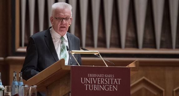 Ministerpräsident Winfried Kretschmann hält an der Universität Tübingen die 12. Weltethos-Rede (Foto: dpa)