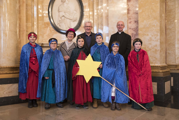 Ministerpräsident Winfried Kretschmann und seine Frau Gerlinde (M.) mit den Sternsingern von St. Bartholomäus (Baden-Baden/Haueneberstein)