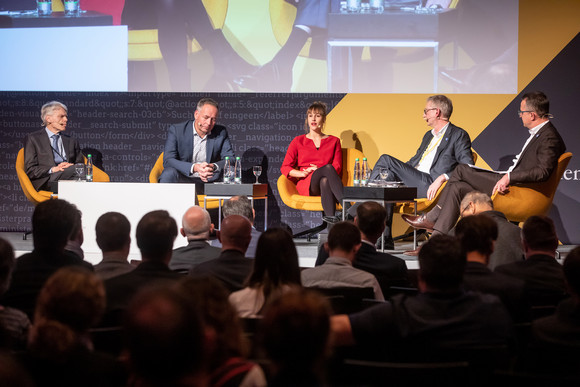 Panel 3 (Qualität & Quote): Gesprächsrunde mit (v.l.n.r.) Prof. Dr. Andreas Barner, Dr. Wolf Osthaus, Marie-Teresa Weber, Joachim Dorfs und Moderator Ulrich Becker (Bild: Staatsministerium Baden-Württemberg)