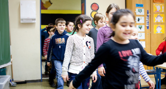 Grundschschüler laufen ins Klassenzimmer