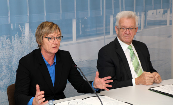 Ministerpräsident Winfried Kretschmann (r.) und Finanzministerin Edith Sitzmann (l.)