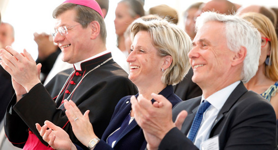 v.l.n.r.: Stephan Burger (Erzbischof der Erzdiözese Freiburg), Wirtschaftsministerin Nicole Hoffmeister-Kraut, Prof. Dr. Jochen Cornelius-Bundschuh (Landesbischof der Evangelischen Landeskirche in Baden) (Foto: © Uta Rometsch / Caritasverband der Diözese Rottenburg-Stuttgart e. V. )