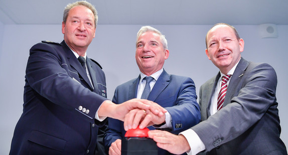 v.l.n.r.: Polizeipräsident des Polizeipräsidiums Mannheim Thomas Köber, Innenminister Thomas Strobl und erster Bürgermeister der Stadt Mannheim Christian Specht, drücken im Polizeipräsidium den symbolischen Startknopf für die sogenannte intelligente Videoüberwachung. (Bild: © dpa)