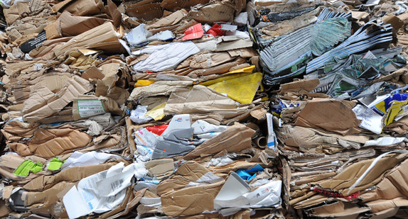 Gepresste Papierstapel stehen auf dem Recyclinghof in Freiburg. (Bild: © Patrick Seeger / dpa)