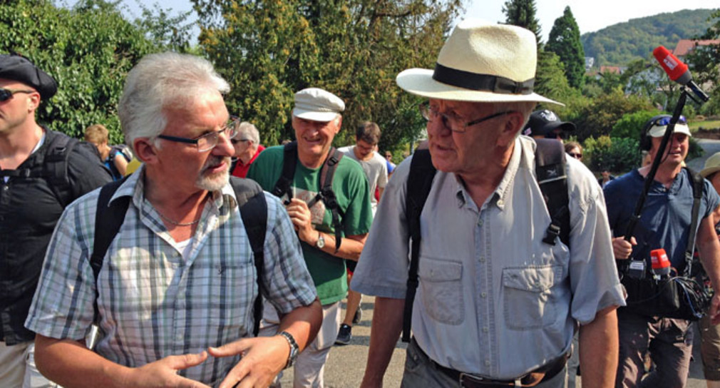 Ministerpräsident Winfried Kretschmann (r.) im Gespräch bei einer Wanderung von Mosbach nach Gundelsheim (Foto: Staatsministerium Baden-Württemberg)