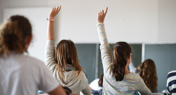 Schülerinnen einer siebenten Klasse melden sich während des Deutschunterrichts in einem Gymnasium. (Bild: picture alliance/Felix Kästle/dpa)