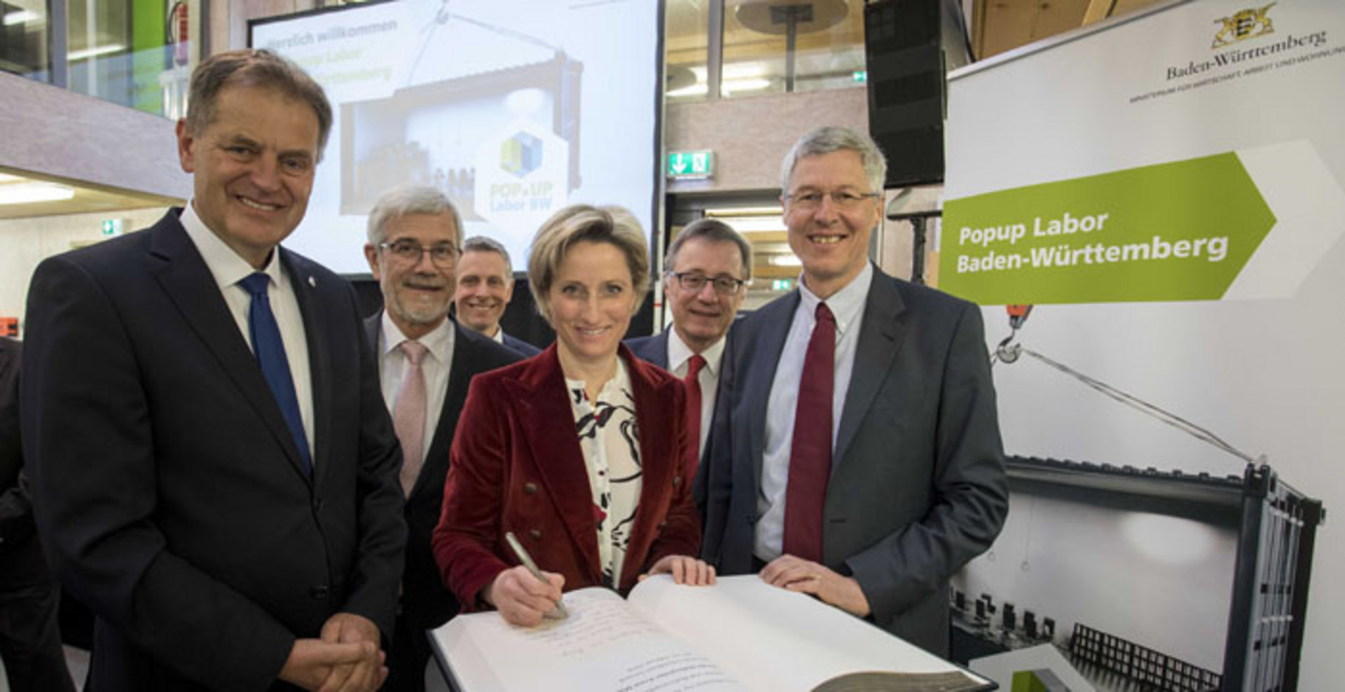 Wirtschaftsministerin Nicole Hoffmeister-Kraut (3.v.r.) und der Technologiebeauftragte der Landesregierung, Prof. Dr. Wilhelm Bauer (2.v.r.), bei der Eröffnung des ersten Pop Up Labors BW in Schwäbisch Gmünd (Foto: © Uli Regenscheit)