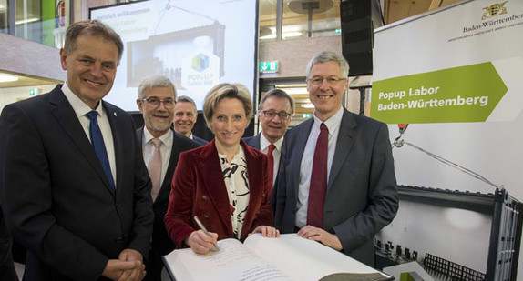 Wirtschaftsministerin Nicole Hoffmeister-Kraut (3.v.r.) und der Technologiebeauftragte der Landesregierung, Prof. Dr. Wilhelm Bauer (2.v.r.), bei der Eröffnung des ersten Pop Up Labors BW in Schwäbisch Gmünd (Foto: © Uli Regenscheit)