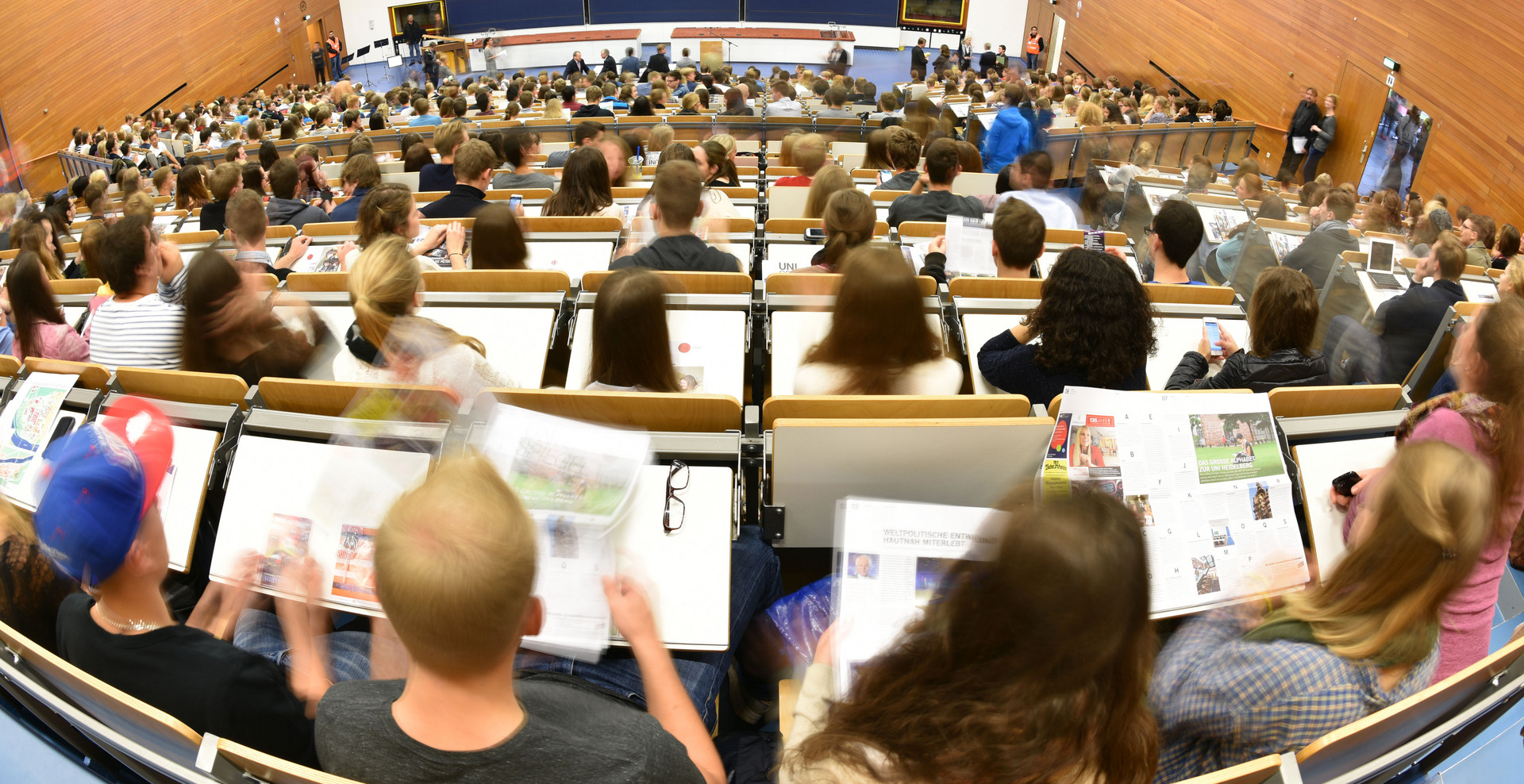 Studenten nehmen in Heidelberg an einer Erstsemester-Veranstaltung teil. (Foto: dpa)