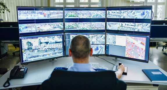 Ein Polizist sitzt im Polizeipräsidium an einem Arbeitsplatz der sogenannten intelligenten Videoüberwachung. (Foto: ©dpa)