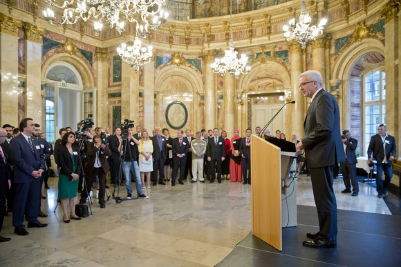 Ministerpräsident Winfried Kretschmann (r.) bei seiner Ansprache beim Iftar-Empfang