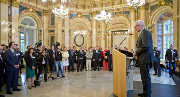 Ministerpräsident Winfried Kretschmann (r.) bei seiner Ansprache beim Iftar-Empfang