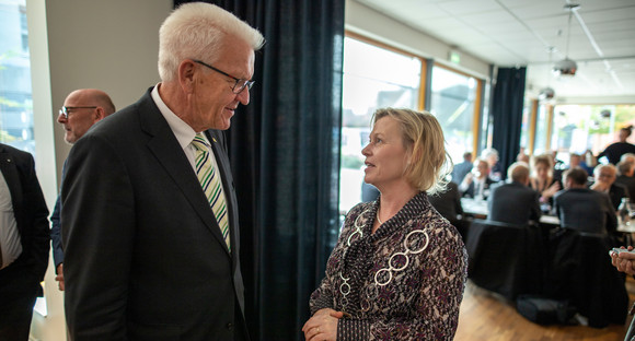 Ministerpräsident Winfried Kretschmann und Göteborgs Anneli Rhedin im Lindholmen Science Park in Göteborg (Schweden) (Bild: © Staatsministerium Baden-Württemberg)