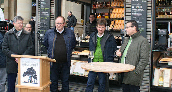 Landwirtschaftsminister Peter Hauk (r.) bei der Eröffnung des „Aromatresors“ auf dem Stuttgarter Schlossplatz (Foto: Ministerium für Ländlichen Raum und Verbraucherschutz Baden-Württemberg)