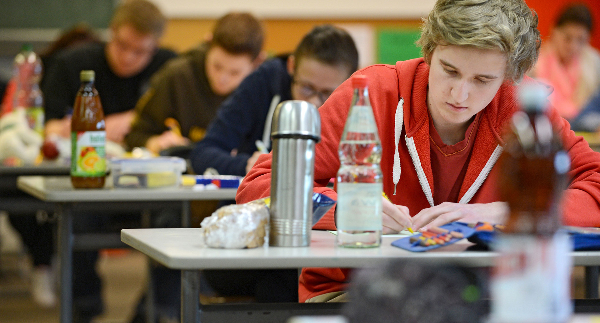 Schüler während der Abiturprüfung (Bild: © dpa)