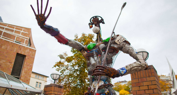 Kunstskulptur der Plastikmensch vor dem Umweltministerium Baden-Württemberg in Stuttgart