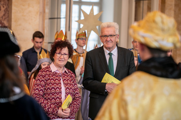 Ministerpräsident Winfried Kretschmann (r.) und seine Frau Gerlinde Kretschmann (l.) beim Sternsingerempfang (Bild: Staatsministerium Baden-Württemberg)