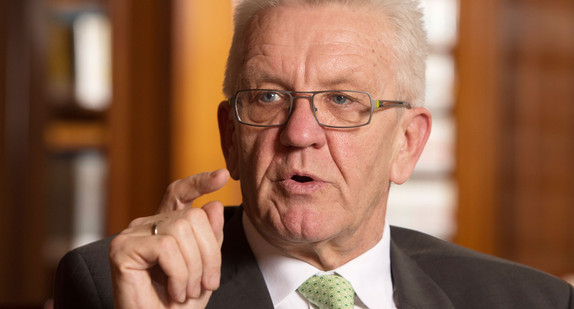 Ministerpräsident Winfried Kretschmann bei einem Interview in der Bibliothek des Staatsministeriums in Stuttgart (Bild: © dpa).