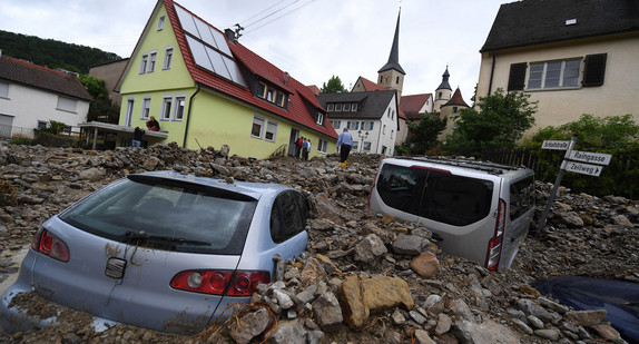 Autos sind in Braunsbach (Baden-Württemberg) unter einer Schutthalde begraben (Quelle: dpa).