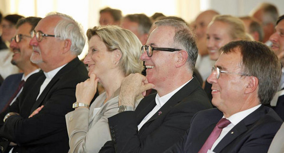 v.l.n.r.: Pfarrer Oliver Merkelbach, Bischof Gebhard Fürst, Wirtschaftsministerin Nicole Hoffmeister-Kraut, Landesbischof Frank Otfried July und Oberkirchenrat Dieter Kaufmann (Foto: Caritas-Verband)