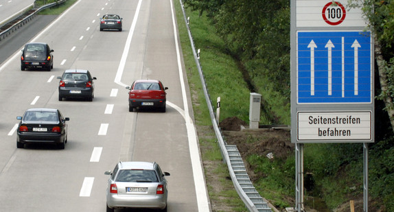 Ein in drei Varianten schaltbares Verkehrslenkungsschild (Foto: © dpa)