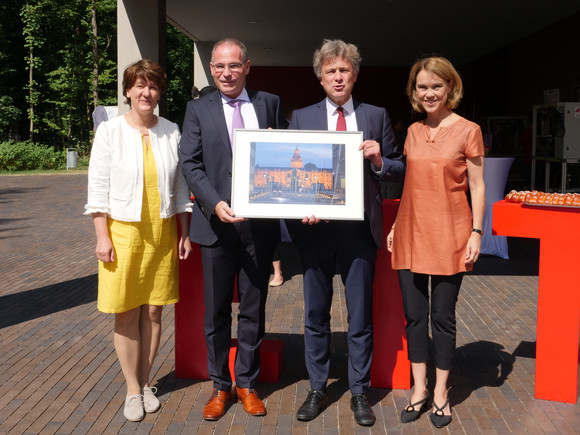 Finanzstaatssekretärin Gisela Splett, der Rektor der Hochschule Karlsruhe, Frank Artinger, Karlsruhes Oberbürgermeister Frank Mentrup und Petra Olschowski, Kunststaatssekretärin (von links) bei der Übergabe des neuen Labor- und Seminargebäudes an die Hochschule Karlsruhe.