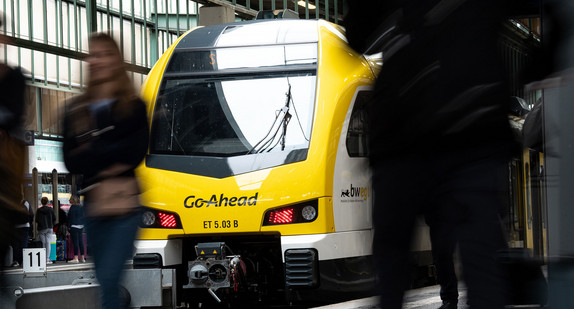 Ein Zug des Typs FLIRT des Zugbetreibers Go-Ahead steht am Stuttgarter Hauptbahnhof. (Foto: dpa)