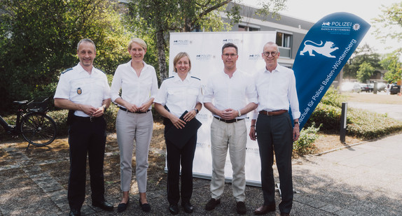 v.l.n.r.: Landespolizeidirektor Carsten Höfler, Landespolizeipräsidentin Dr. Stefanie Hinz, Jennifer Lautensack, Innenminister Manuel Hagel MdL, Staatssekretär Reiner Moser