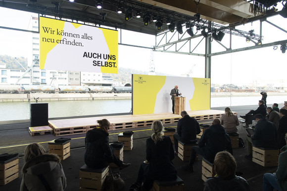 Ministerpräsident Winfried Kretschmann spricht bei der Pressekonferenz im Hafen Stuttgart.