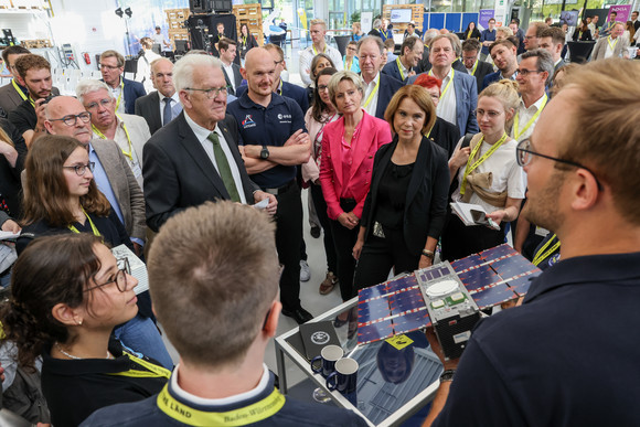 Rundgang von Ministerpräsident Winfried Kretschmann und weiteren Teilnehmenden auf der Begleitausstellung.