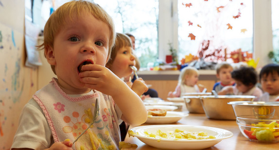 Ein Krippenkind beim Mittagessen in einer Kita (Symbolbild: © dpa).