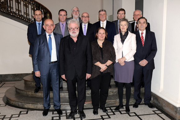 Staatsminister Klaus-Peter Murawski (vorne, 2.v.l.) und Staatssekretärin Theresa Schopper (vorne, M.) mit den in Baden-Württemberg ansässigen Berufskonsuln