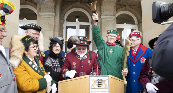 Präsident Roland Wehrle (Vereinigung Schwäbisch-Alemannischer Narrenzünfte) ruft im Beisein von Ministerpräsident Winfried Kretschmann und den eingeladenen Narren die Fasnet aus (Bild: Staatsministerium Baden-Württemberg)