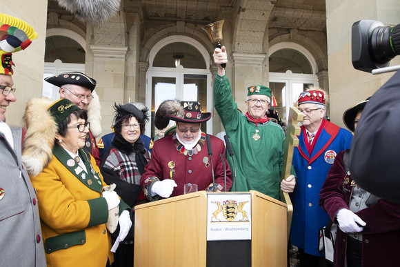 Präsident Roland Wehrle (Vereinigung Schwäbisch-Alemannischer Narrenzünfte) ruft im Beisein von Ministerpräsident Winfried Kretschmann und den eingeladenen Narren die Fasnet aus (Bild: Staatsministerium Baden-Württemberg)