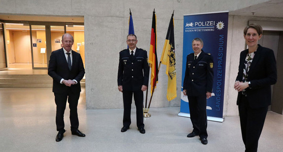 (von links nach rechts:) Innenstaatssekretär Wilfried Klenk, der neue Polizeipräsident des Polizeipräsidiums Einsatz Anton Saile, der scheidende Polizeipräsident des Polizeipräsidiums Einsatz Ralph Papcke und Landespolizeipräsidentin Dr. Stefanie Hinz