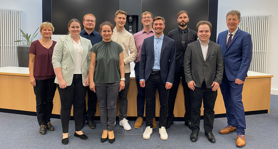 Glückwunsch den acht neuen Vermessungsreferendarinnen und -referendaren zur bestandenen Großen Staatsprüfung;v.l.: Andrea Heidenreich (MLR), Anne Rahn, Tobias Singer-Kühn, Gyulnar Yasenova, Jonas Marquart, Marius Beißwenger, Johannes Amann, Philipp Ilic, Joachim Schulz, Gerhard Grams (MLW)