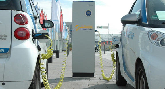 Elektroautos vor der Messe Stuttgart