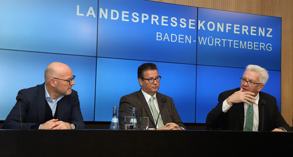 Ministerpräsident Winfried Kretschmann (r.), Landwirtschaftsminister Peter Hauk (M.) und Verkehrsminister Winfried Hermann (l.) (Bild: © Staatsministerium Baden-Württemberg)