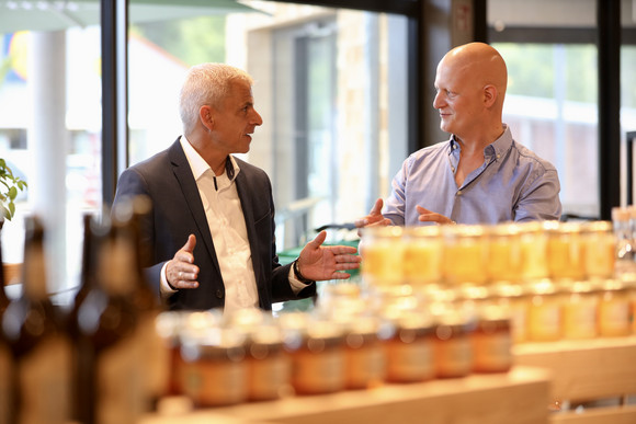 Staatssekretär Dr. Patrick Rapp tauscht sich im Regionalmarkt WÄLDER:Genuss aus