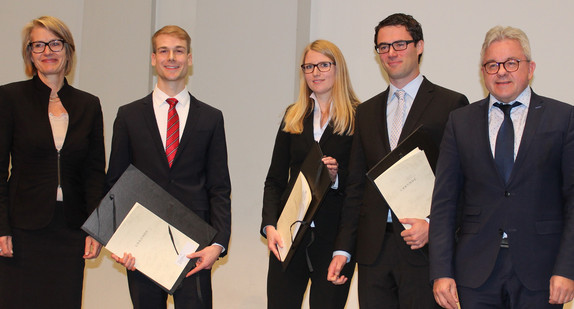 (v.l.n.r.) Christine Jacobi, Präsidentin des Landesprüfungsamts, Christian Gebert, Nadine Bösner, Peter Lechner, Minister der Justiz und für Europa Guido Wolf (Foto: Justizministerium).