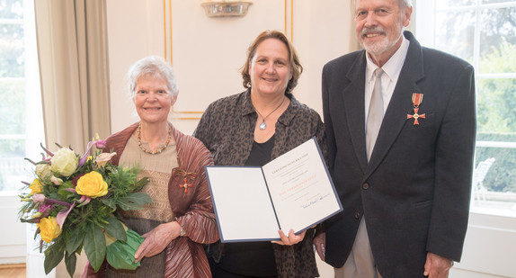 v.l.n.r.: Frau Elisabeth Marquart, Staatssekretärin Theresa Schopper und Dr. med. Karl-Horst Marquart (Bild: Staatsministerium Baden-Württemberg)