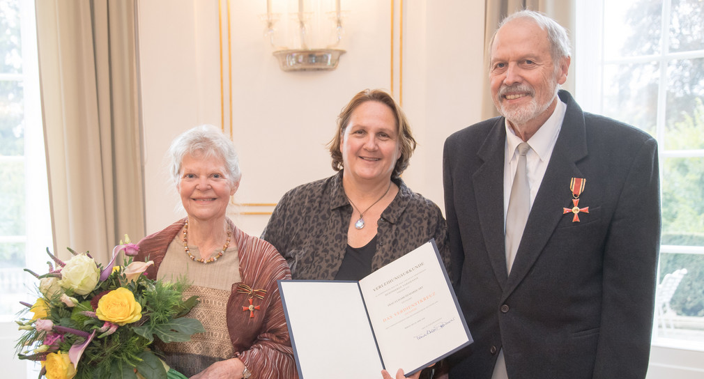 v.l.n.r.: Frau Elisabeth Marquart, Staatssekretärin Theresa Schopper und Dr. med. Karl-Horst Marquart (Bild: Staatsministerium Baden-Württemberg)