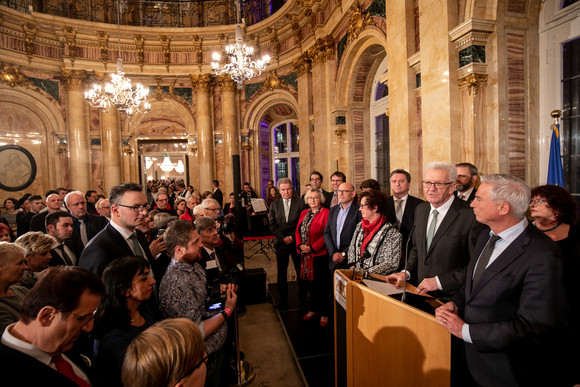 Ministerpräsident Winfried Kretschmann und Ehefrau Gerlinde mit den Mitgliedern des Kabinetts (r.) vor den Gästen (Bild: Staatsministerium Baden-Württemberg)